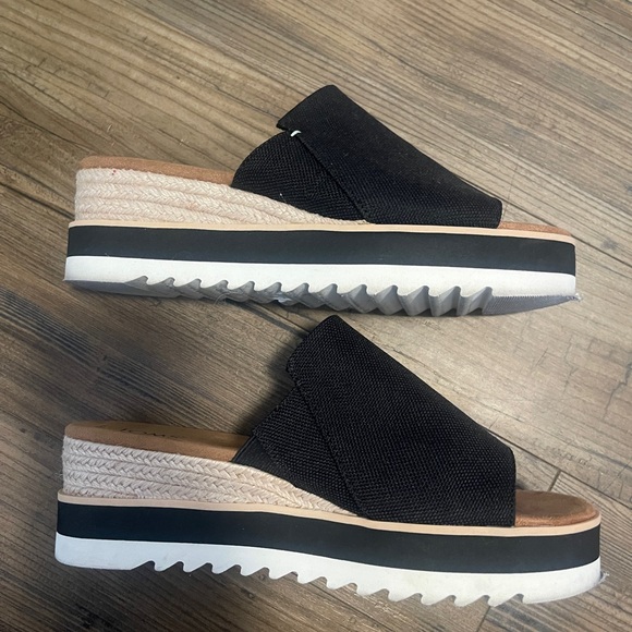 TOMS Women's Black Slide Sandals worn once! Size 9 - Picture 5 of 7